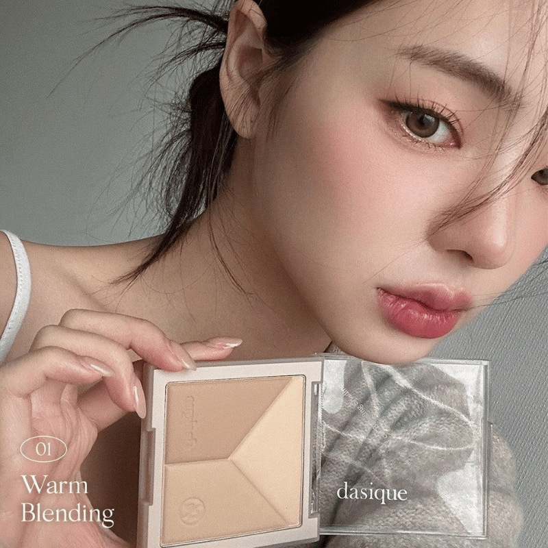 Dasique V Cut Blending Shading còn có thể sử dụng như phấn highlight cho vùng chữ T, tạo hiệu ứng vùng sống mũi, xương quai hàm,..